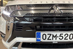 valkoinen Mitsubishi Outlander PHEV 2019 kuva 18.