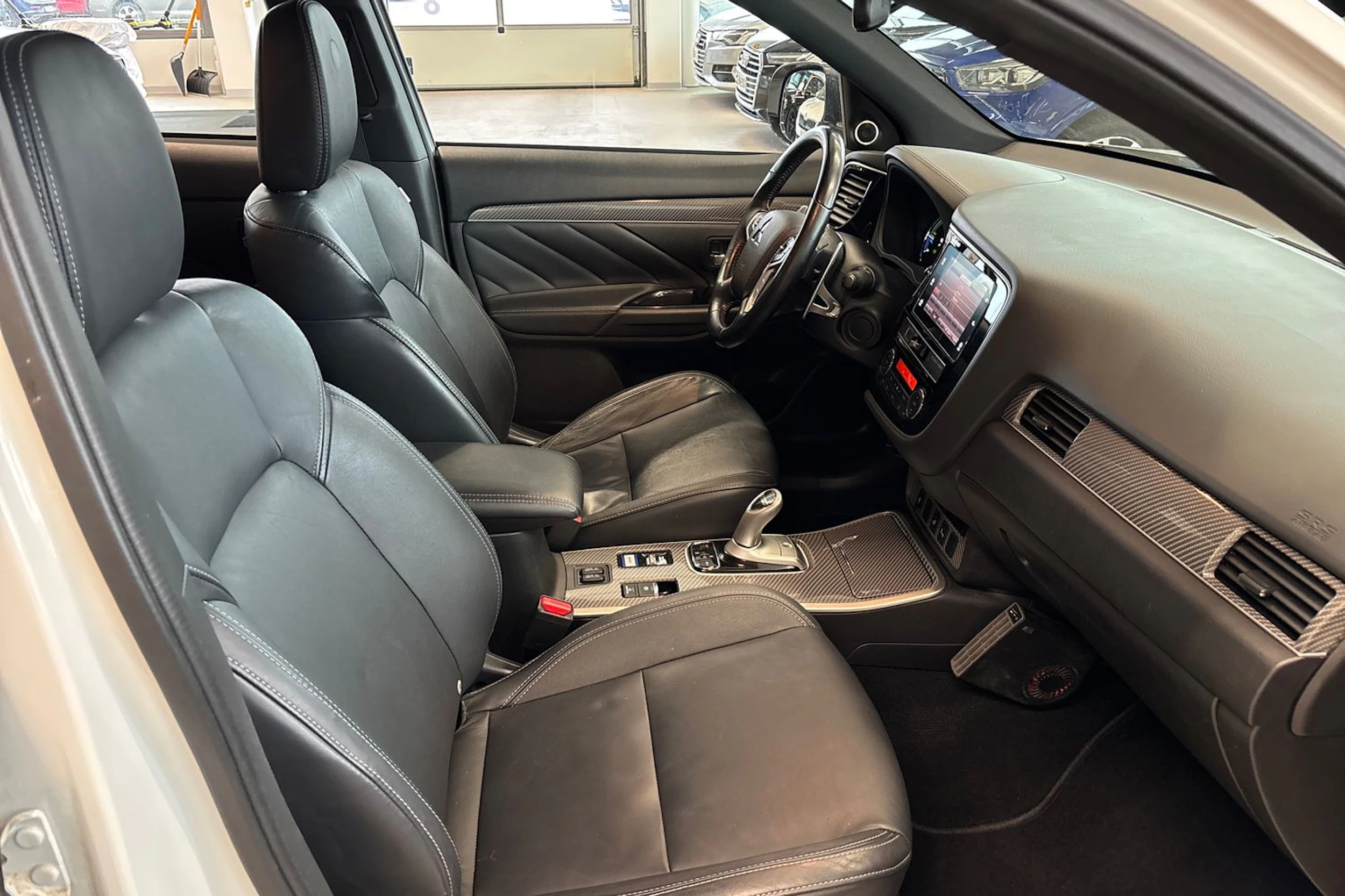 valkoinen Mitsubishi Outlander PHEV 2019 kuva 20.