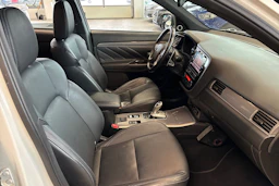 valkoinen Mitsubishi Outlander PHEV 2019 kuva 20.