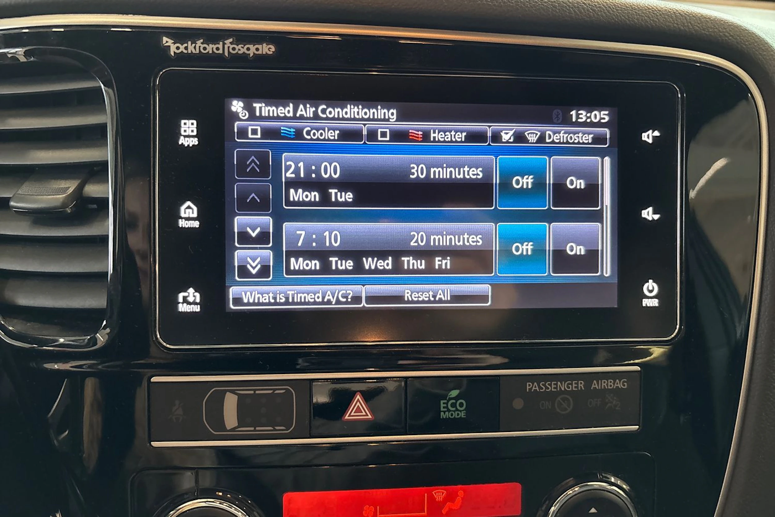 valkoinen Mitsubishi Outlander PHEV 2019 kuva 21.