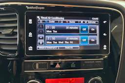 valkoinen Mitsubishi Outlander PHEV 2019 kuva 21.