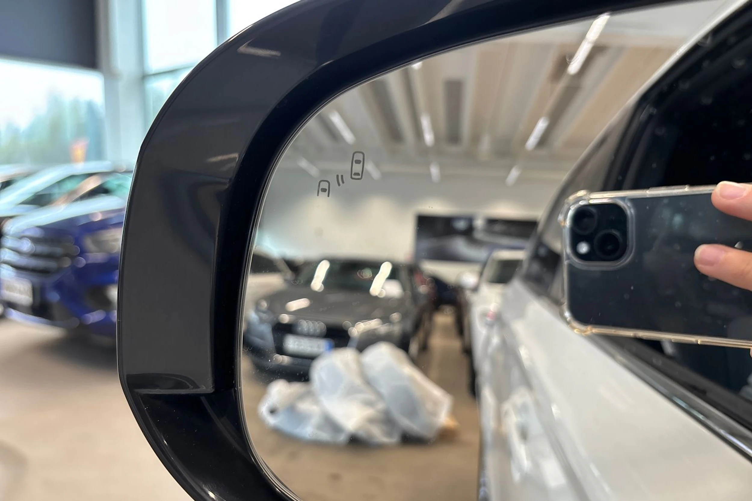 valkoinen Mitsubishi Outlander PHEV 2019 kuva 22.