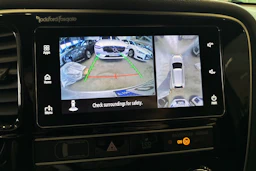 valkoinen Mitsubishi Outlander PHEV 2019 kuva 23.