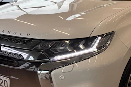 valkoinen Mitsubishi Outlander PHEV 2019 kuva 24.