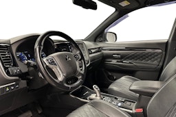 harmaa Mitsubishi Outlander PHEV 2019 kuva 7.