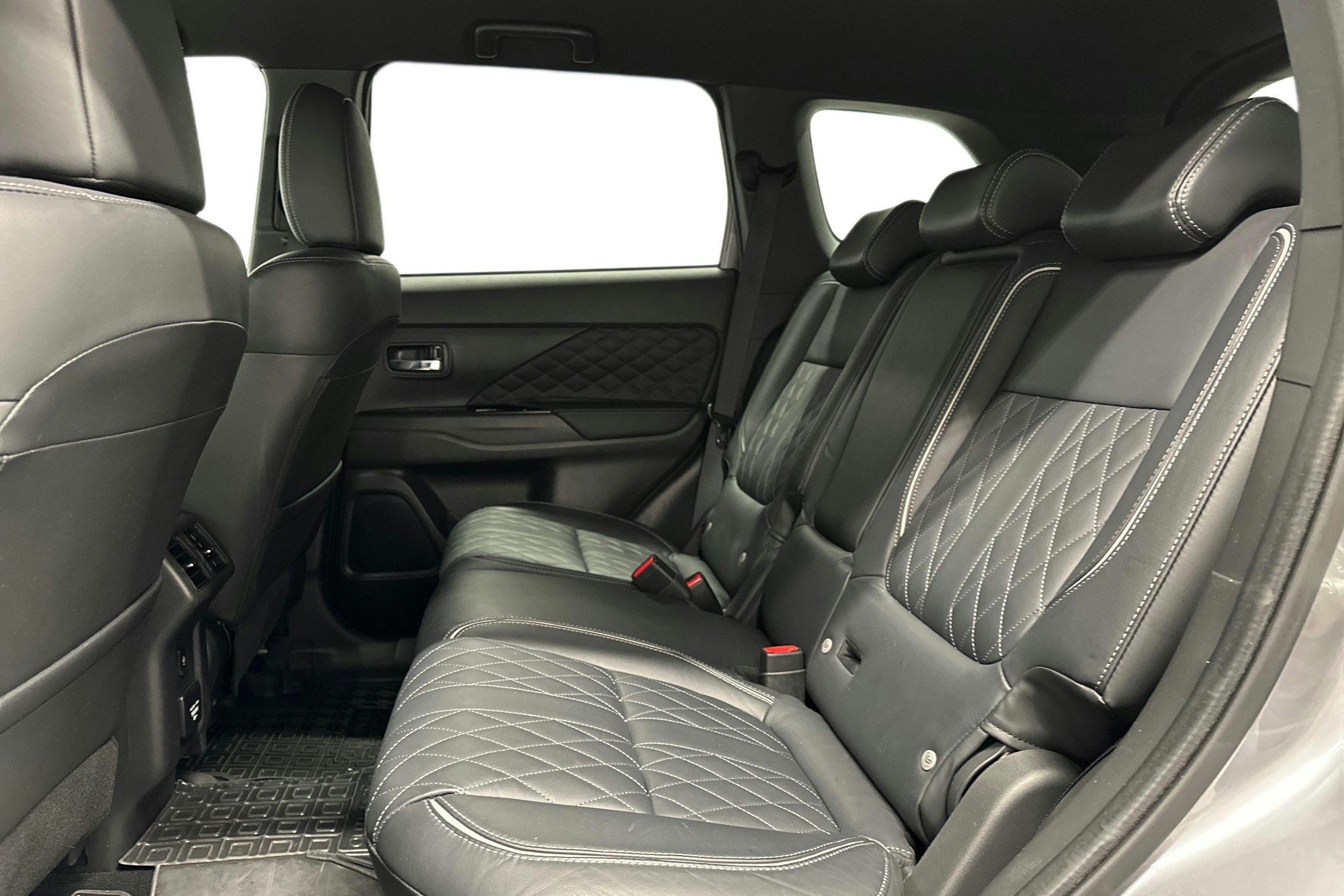 harmaa Mitsubishi Outlander PHEV 2019 kuva 10.