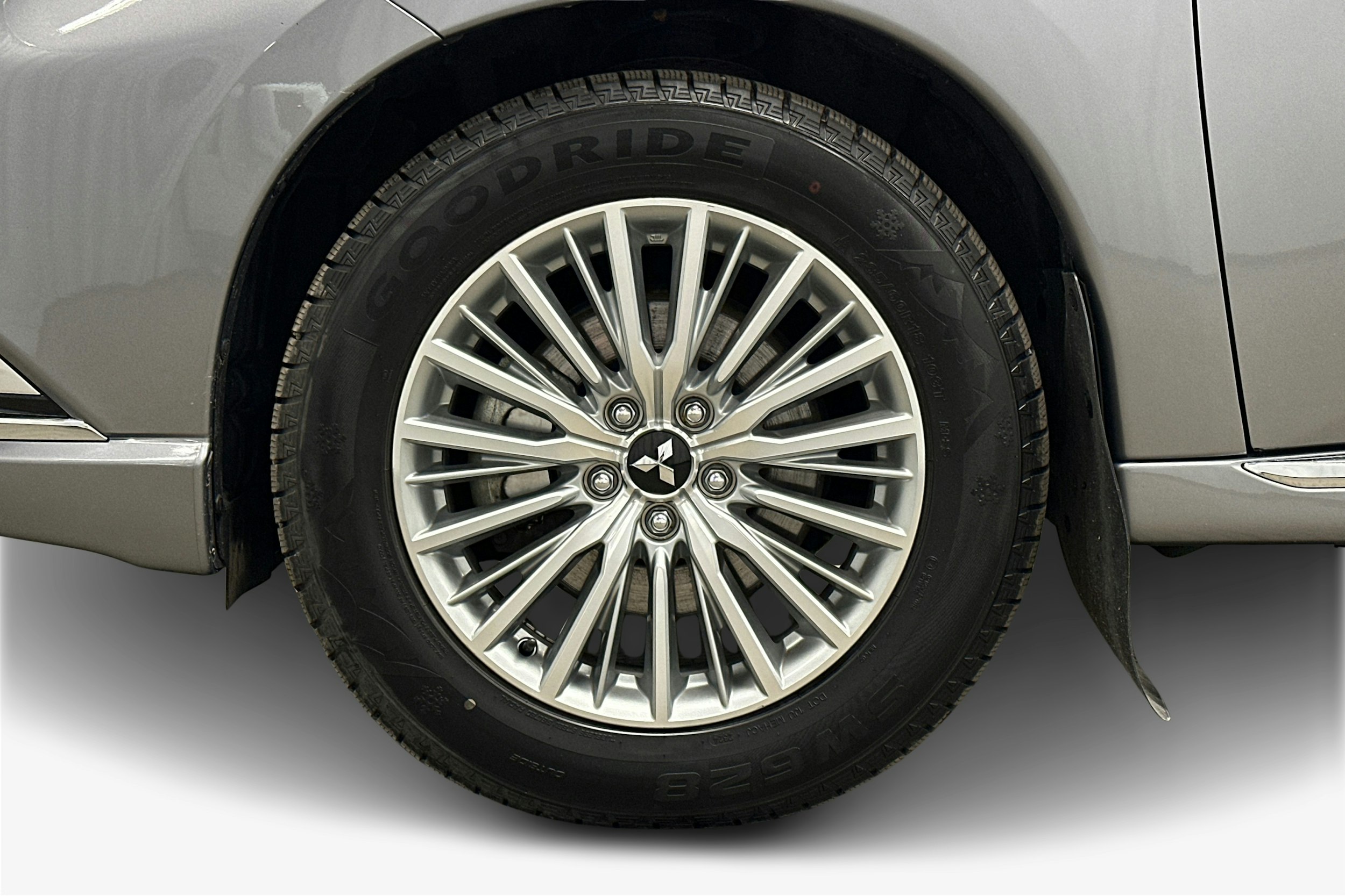harmaa Mitsubishi Outlander PHEV 2019 kuva 11.