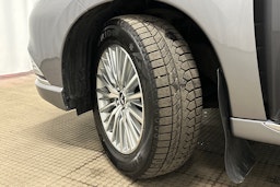 harmaa Mitsubishi Outlander PHEV 2019 kuva 13.