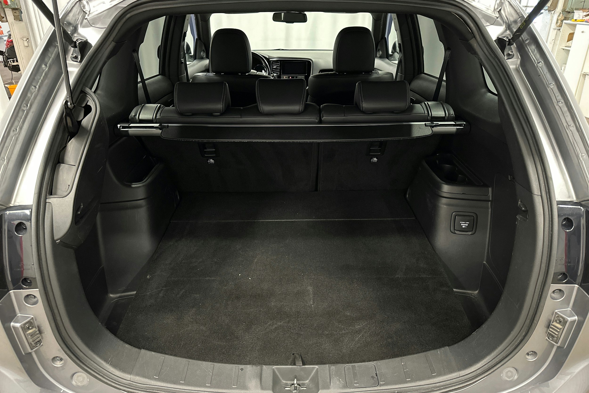 harmaa Mitsubishi Outlander PHEV 2019 kuva 14.