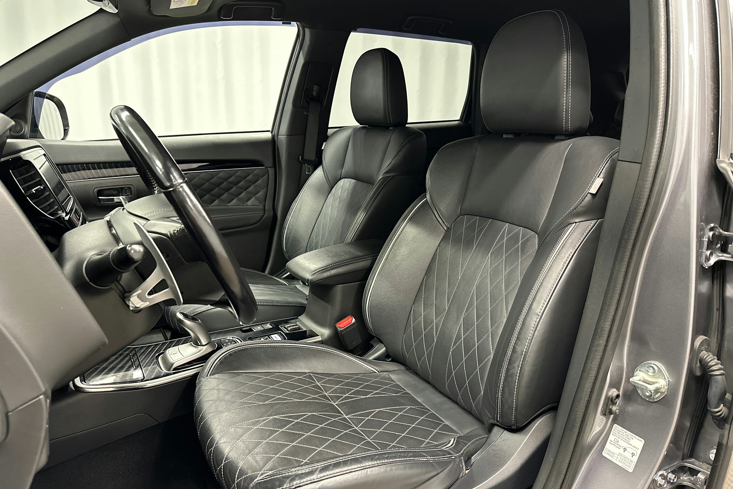 harmaa Mitsubishi Outlander PHEV 2019 kuva 16.