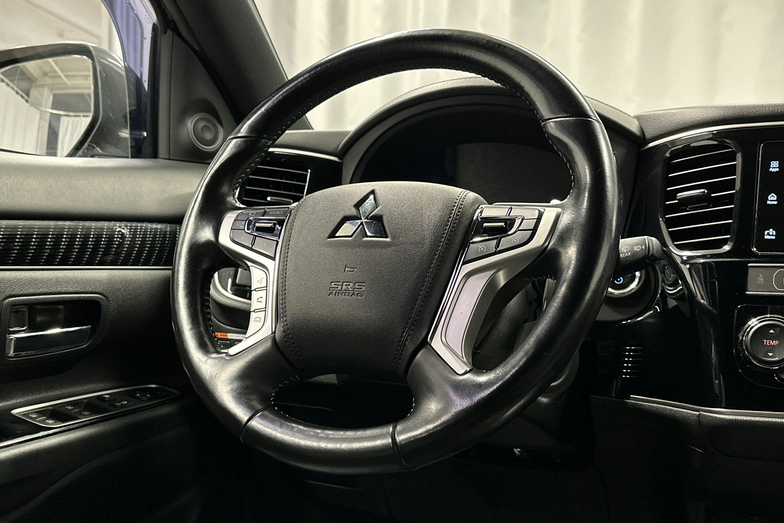 harmaa Mitsubishi Outlander PHEV 2019 kuva 18.