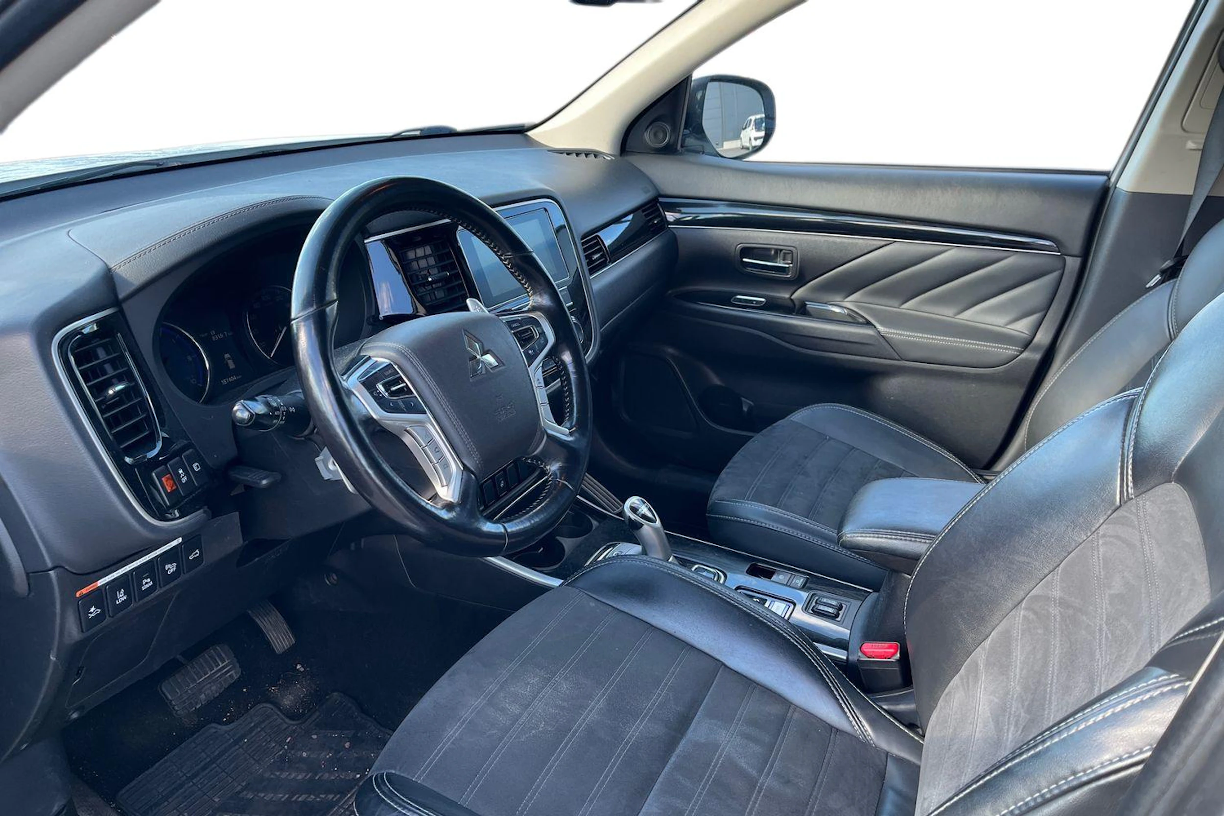 valkoinen Mitsubishi Outlander PHEV 2019 kuva 3.