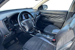 valkoinen Mitsubishi Outlander PHEV 2019 kuva 3.