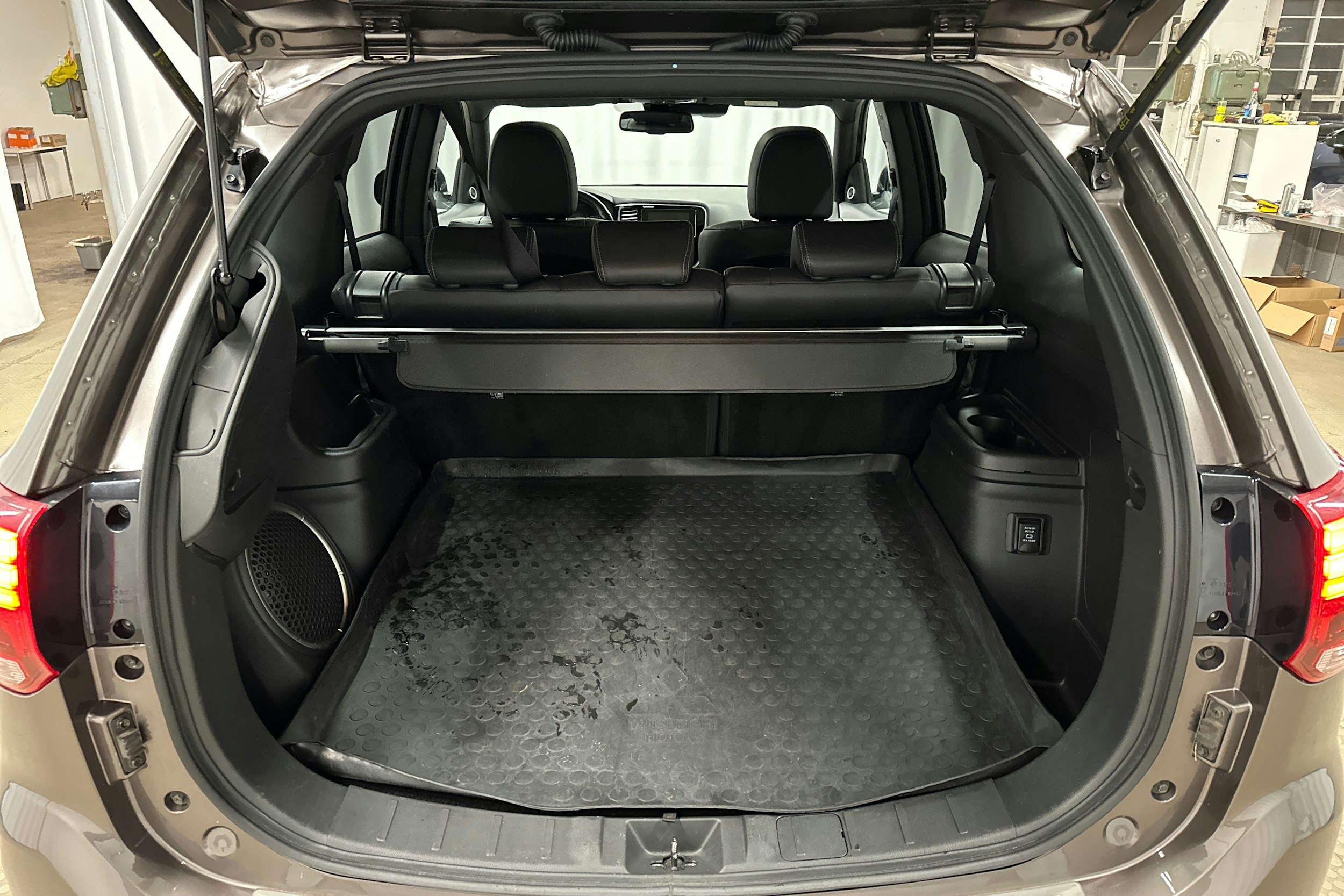 ruskea (beige) Mitsubishi Outlander PHEV 2019 kuva 14.