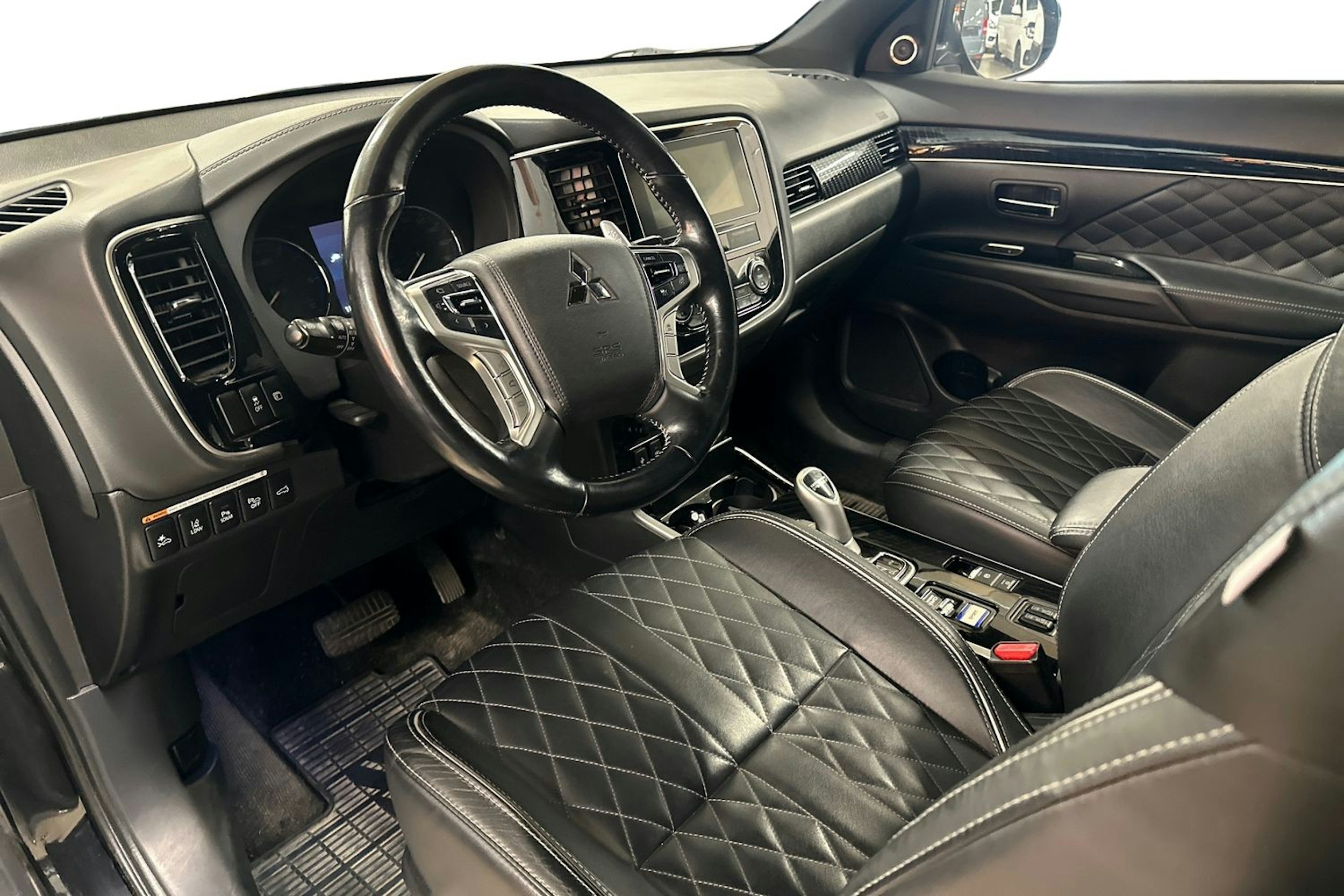 musta Mitsubishi Outlander PHEV 2019 kuva 3.