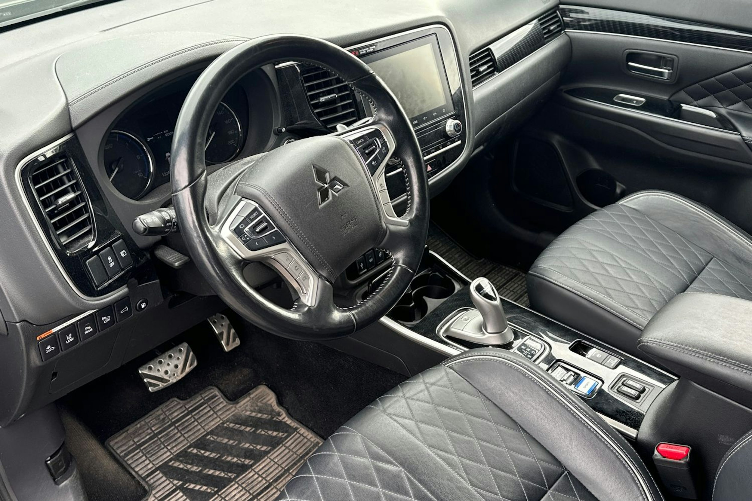musta Mitsubishi Outlander PHEV 2019 kuva 3.