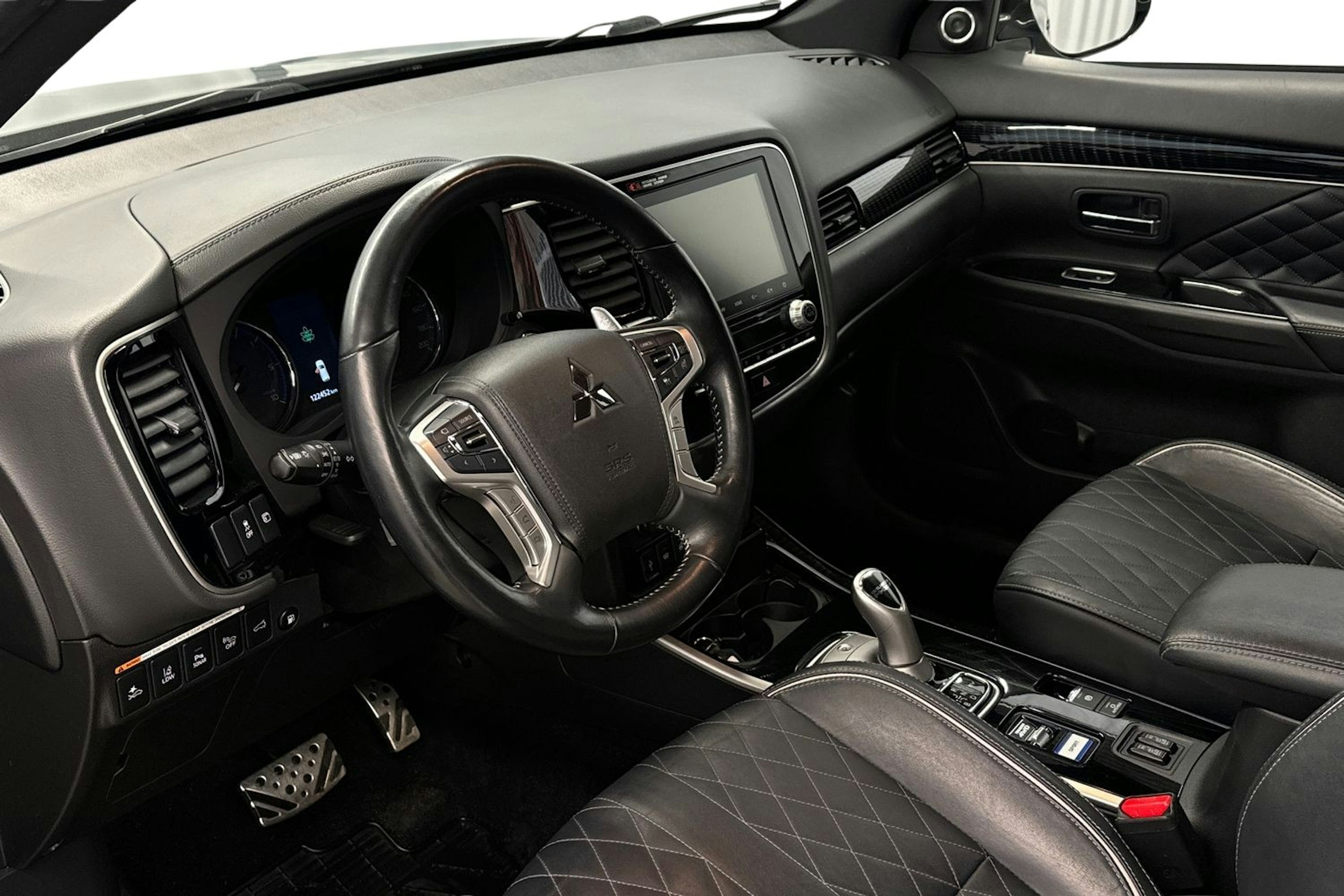 musta Mitsubishi Outlander PHEV 2019 kuva 7.