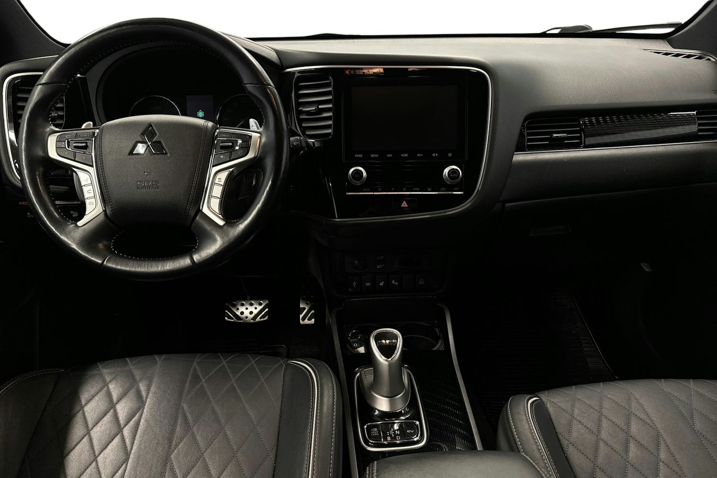 musta Mitsubishi Outlander PHEV 2019 kuva 9.