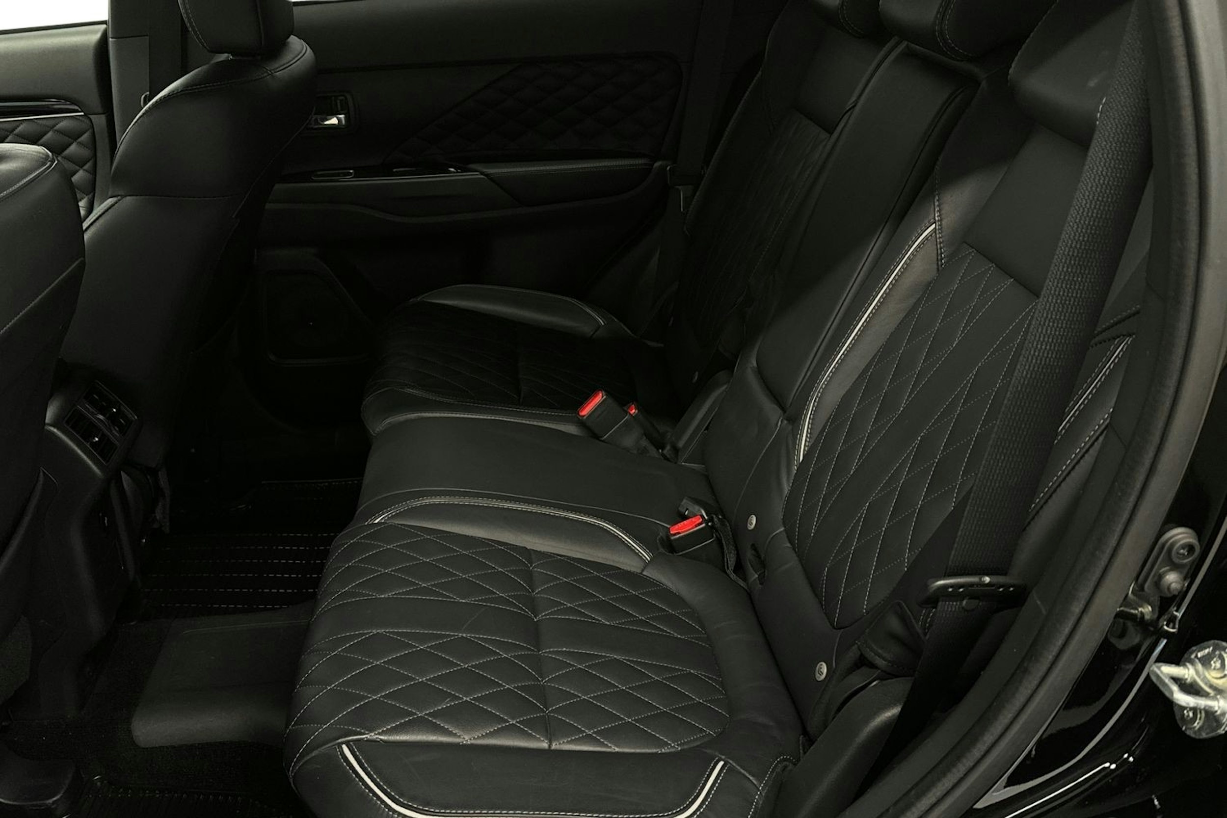 musta Mitsubishi Outlander PHEV 2019 kuva 10.