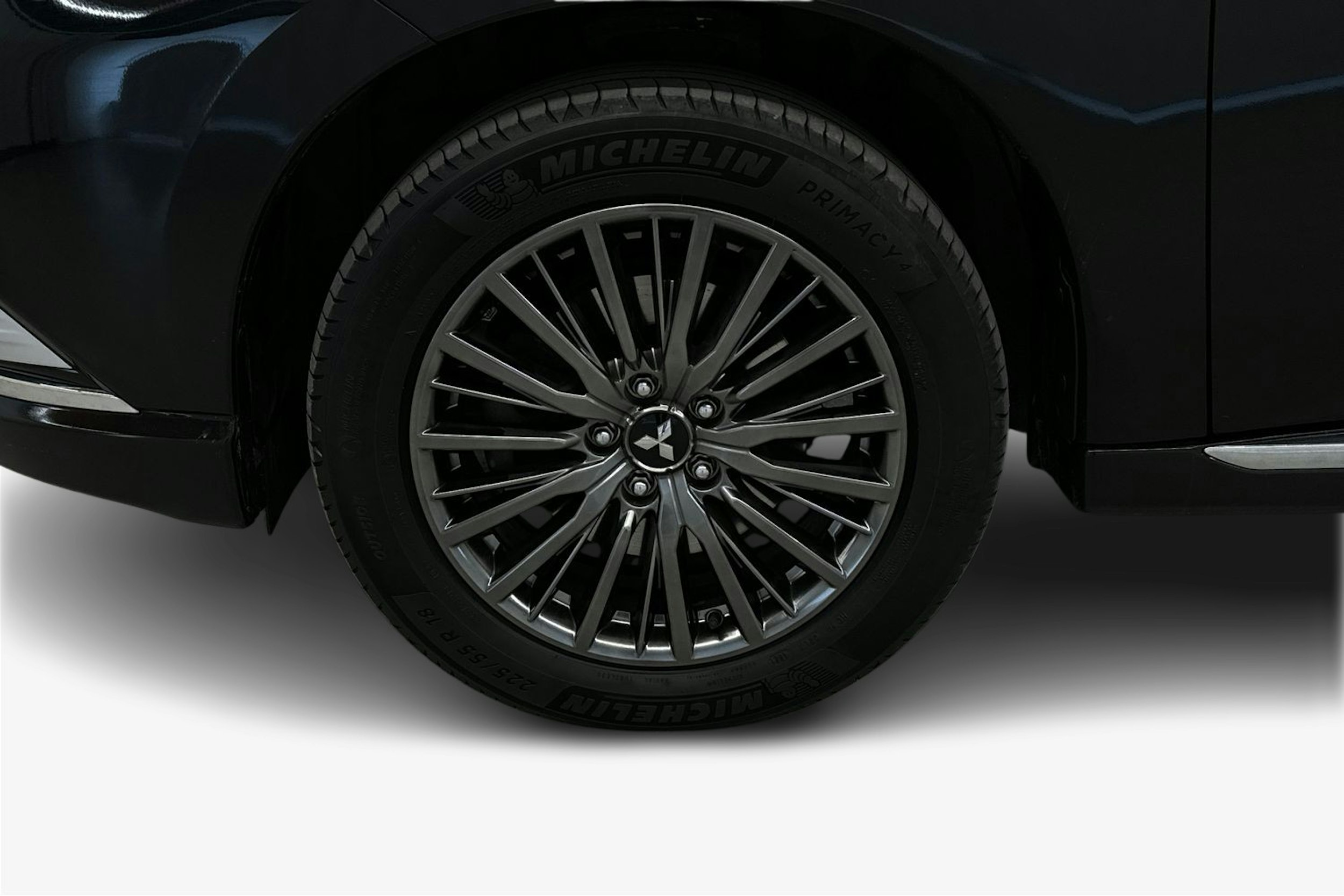 musta Mitsubishi Outlander PHEV 2019 kuva 11.