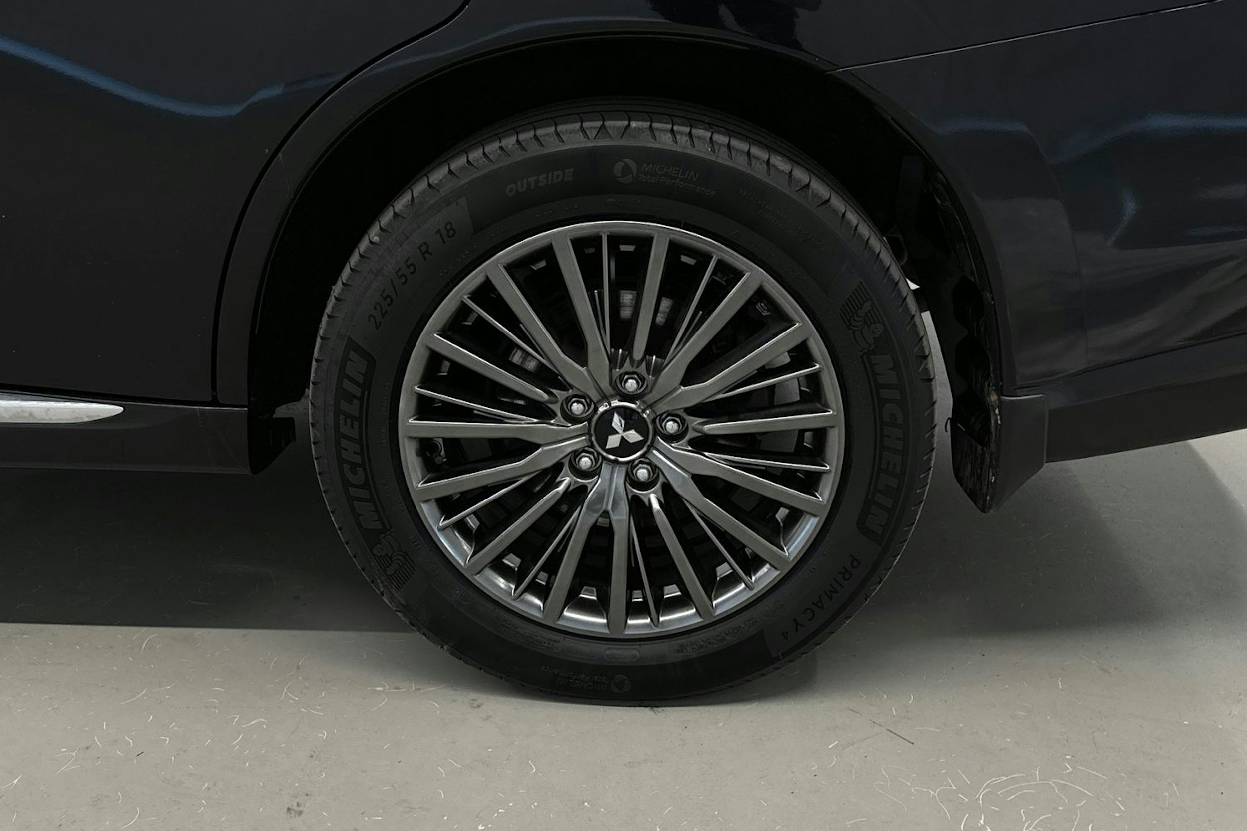 musta Mitsubishi Outlander PHEV 2019 kuva 13.