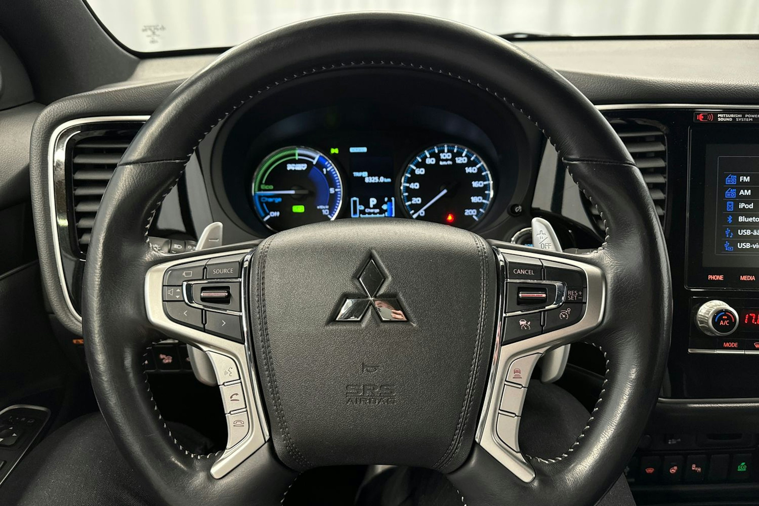 musta Mitsubishi Outlander PHEV 2019 kuva 14.