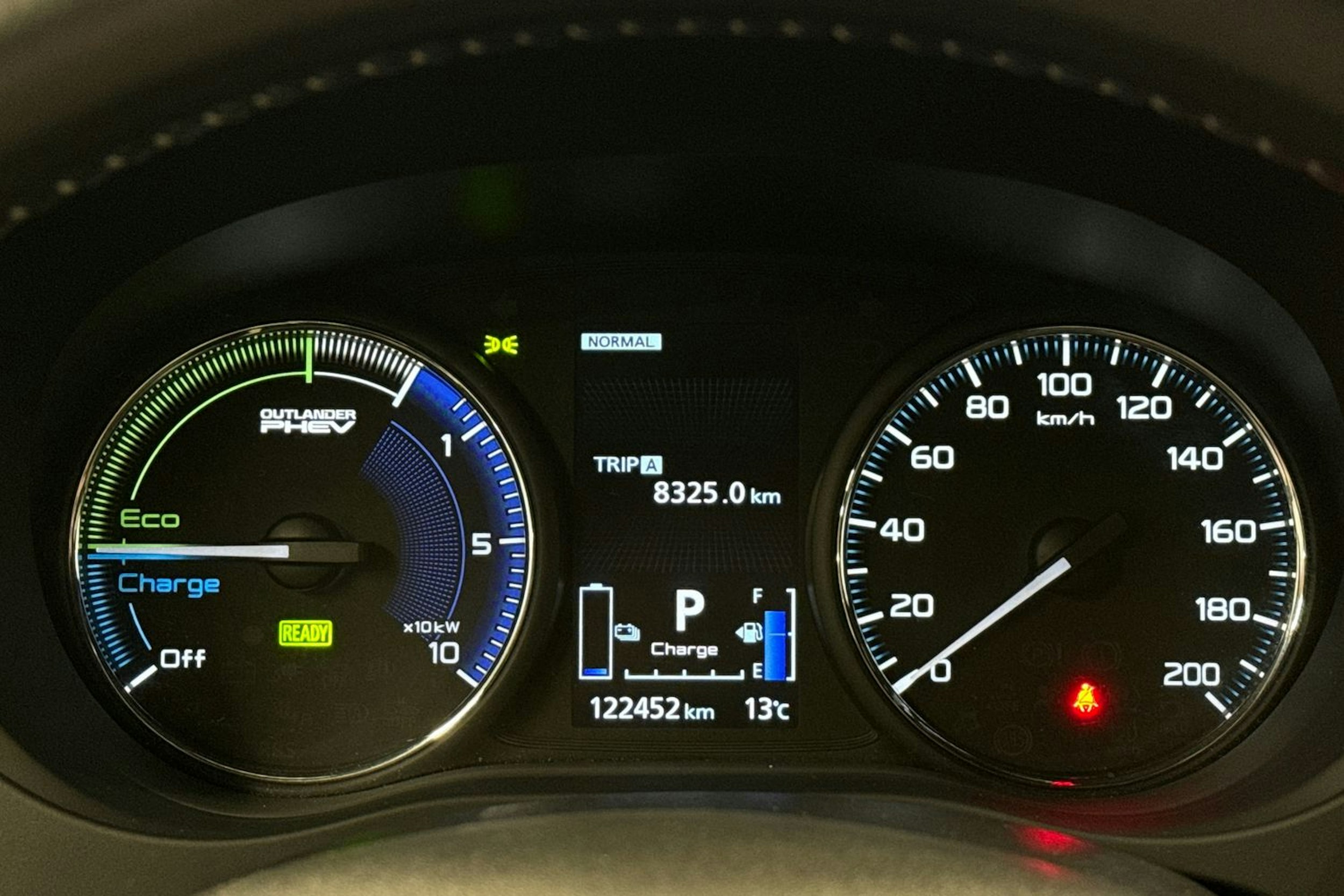 musta Mitsubishi Outlander PHEV 2019 kuva 15.