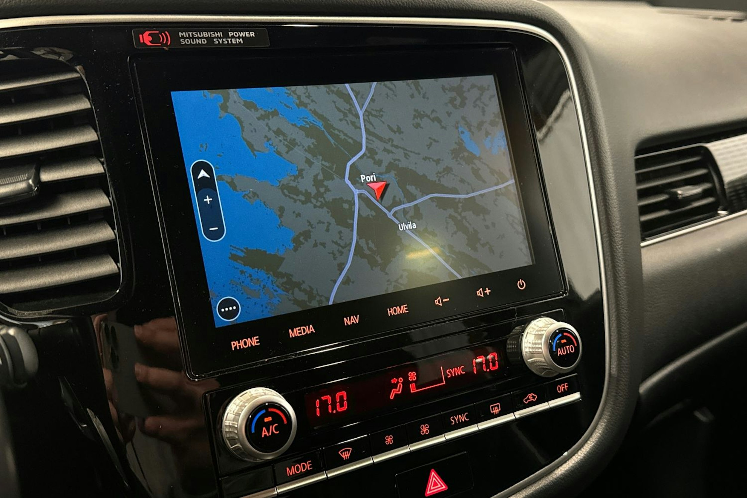 musta Mitsubishi Outlander PHEV 2019 kuva 17.