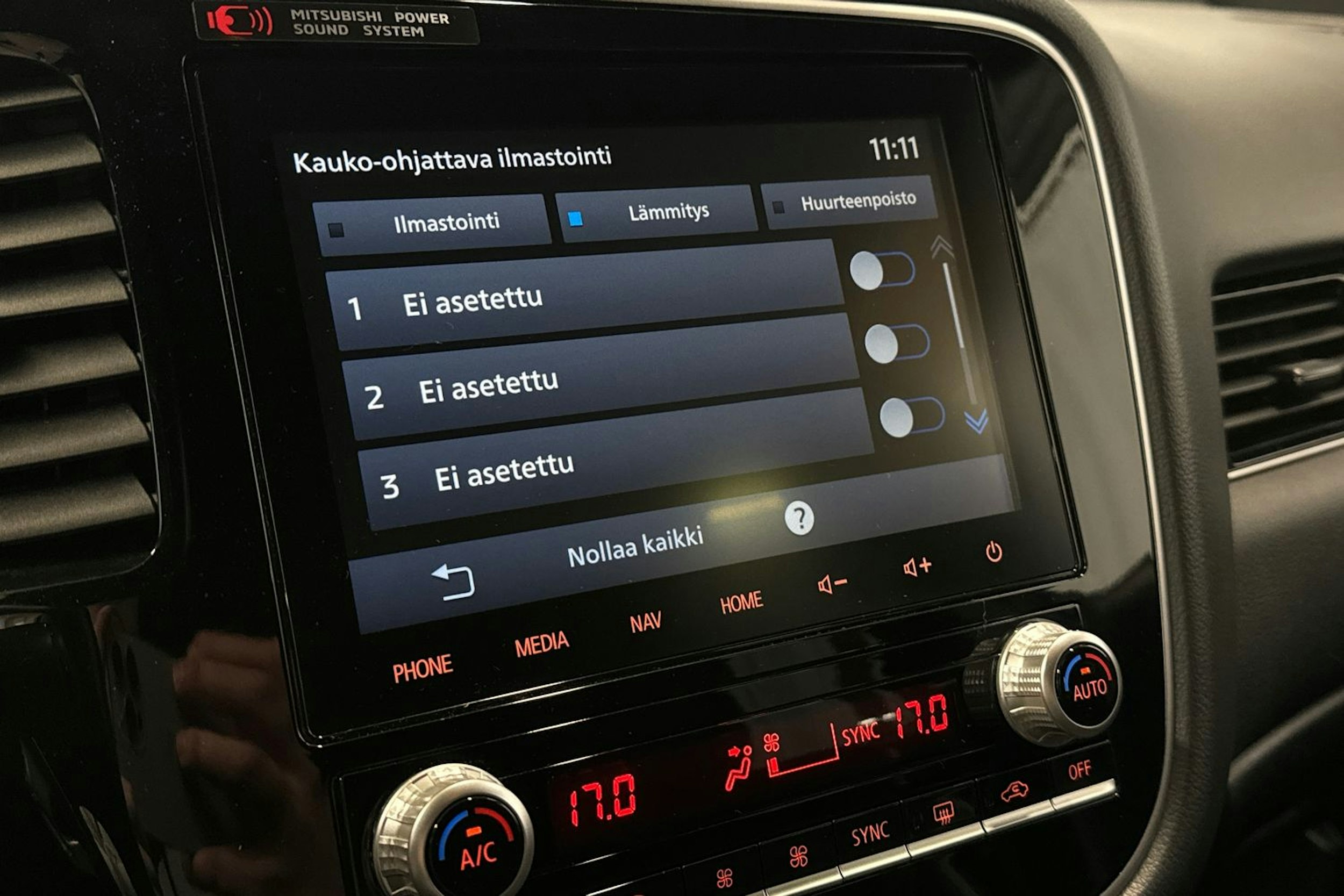 musta Mitsubishi Outlander PHEV 2019 kuva 18.