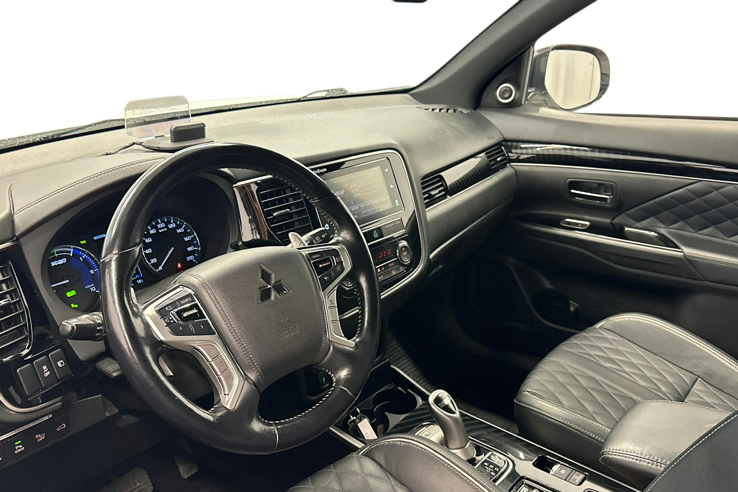 valkoinen Mitsubishi Outlander PHEV 2019 kuva 7.