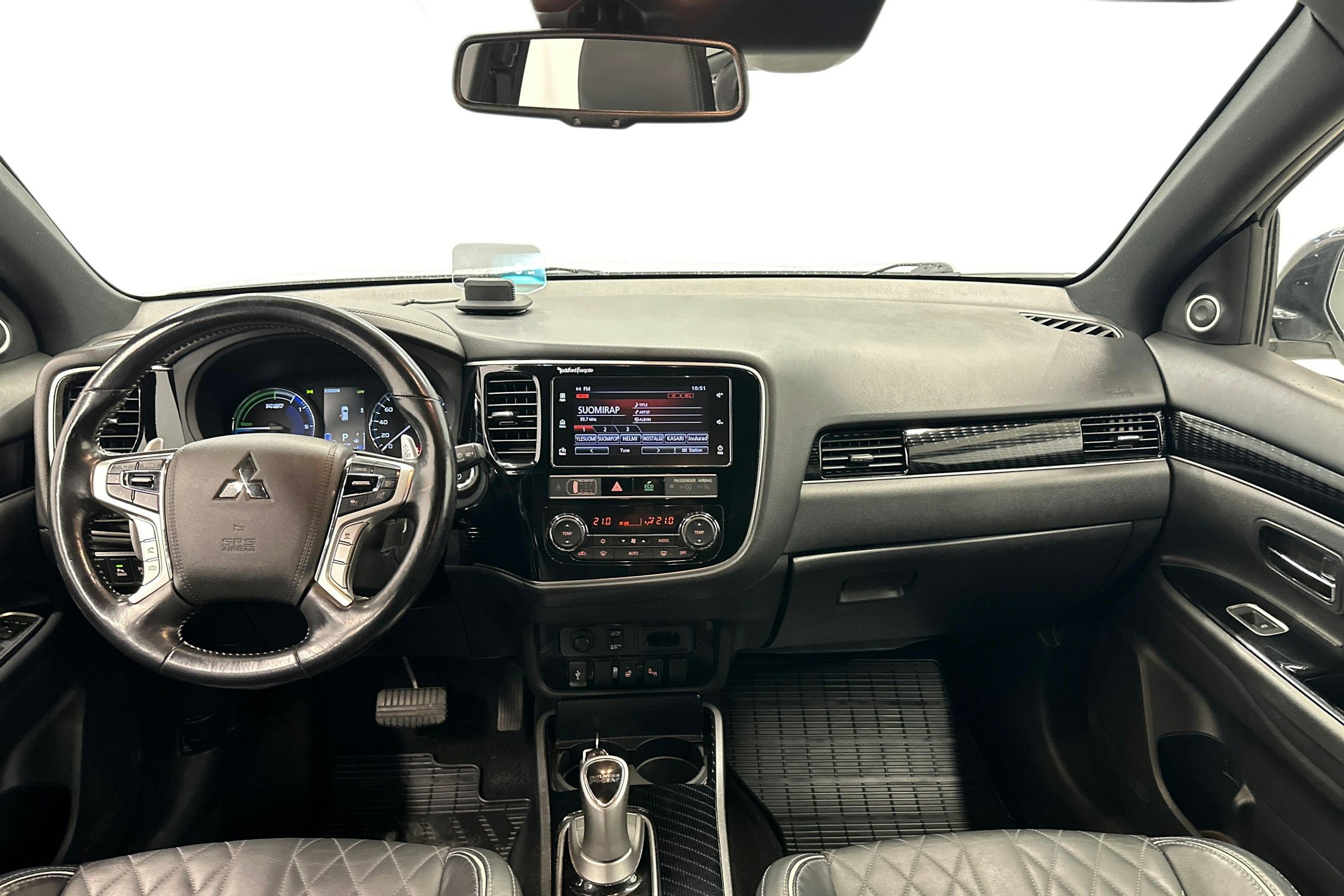 valkoinen Mitsubishi Outlander PHEV 2019 kuva 9.