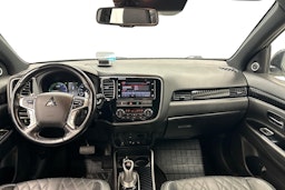 valkoinen Mitsubishi Outlander PHEV 2019 kuva 9.
