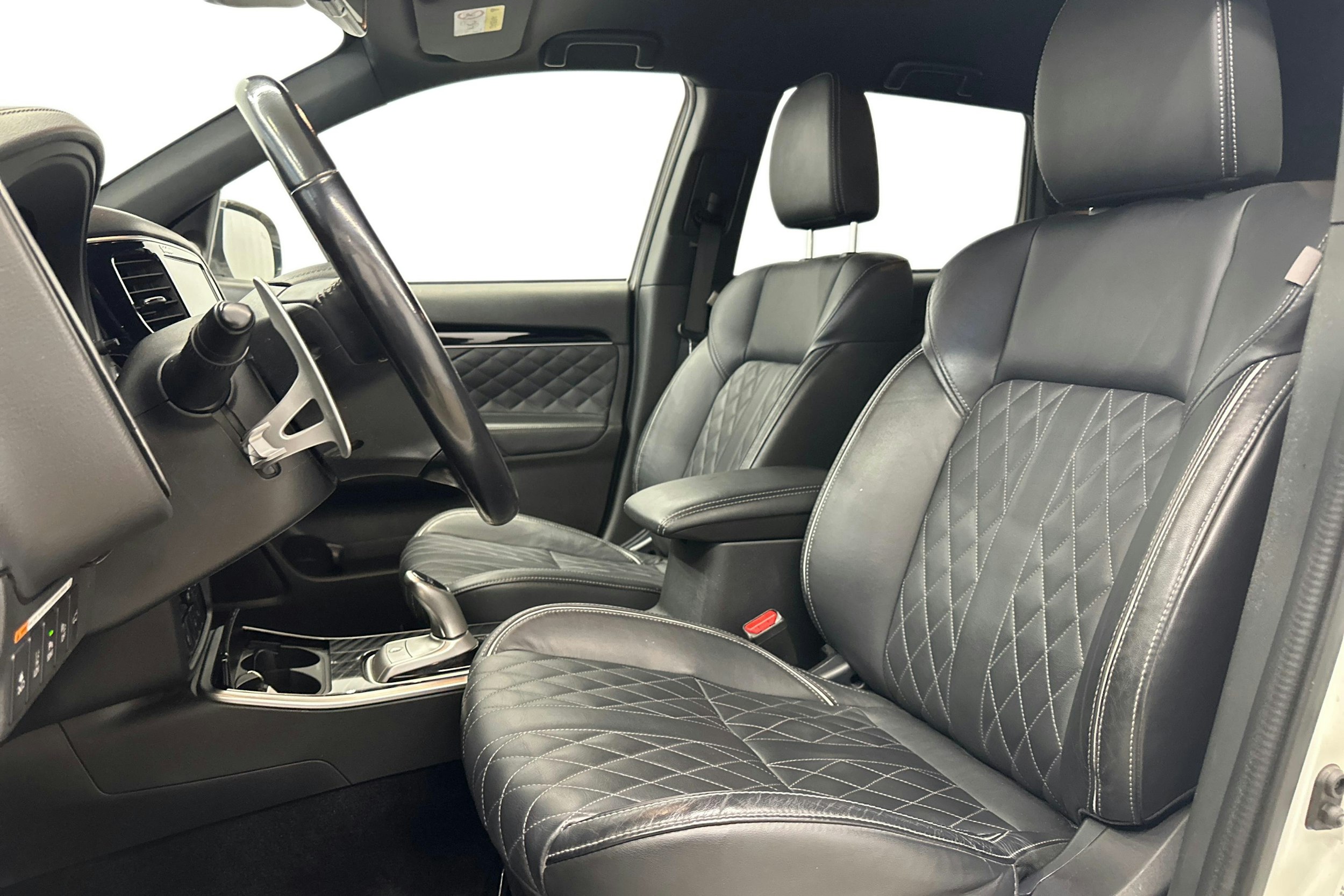 valkoinen Mitsubishi Outlander PHEV 2019 kuva 10.