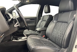 valkoinen Mitsubishi Outlander PHEV 2019 kuva 10.