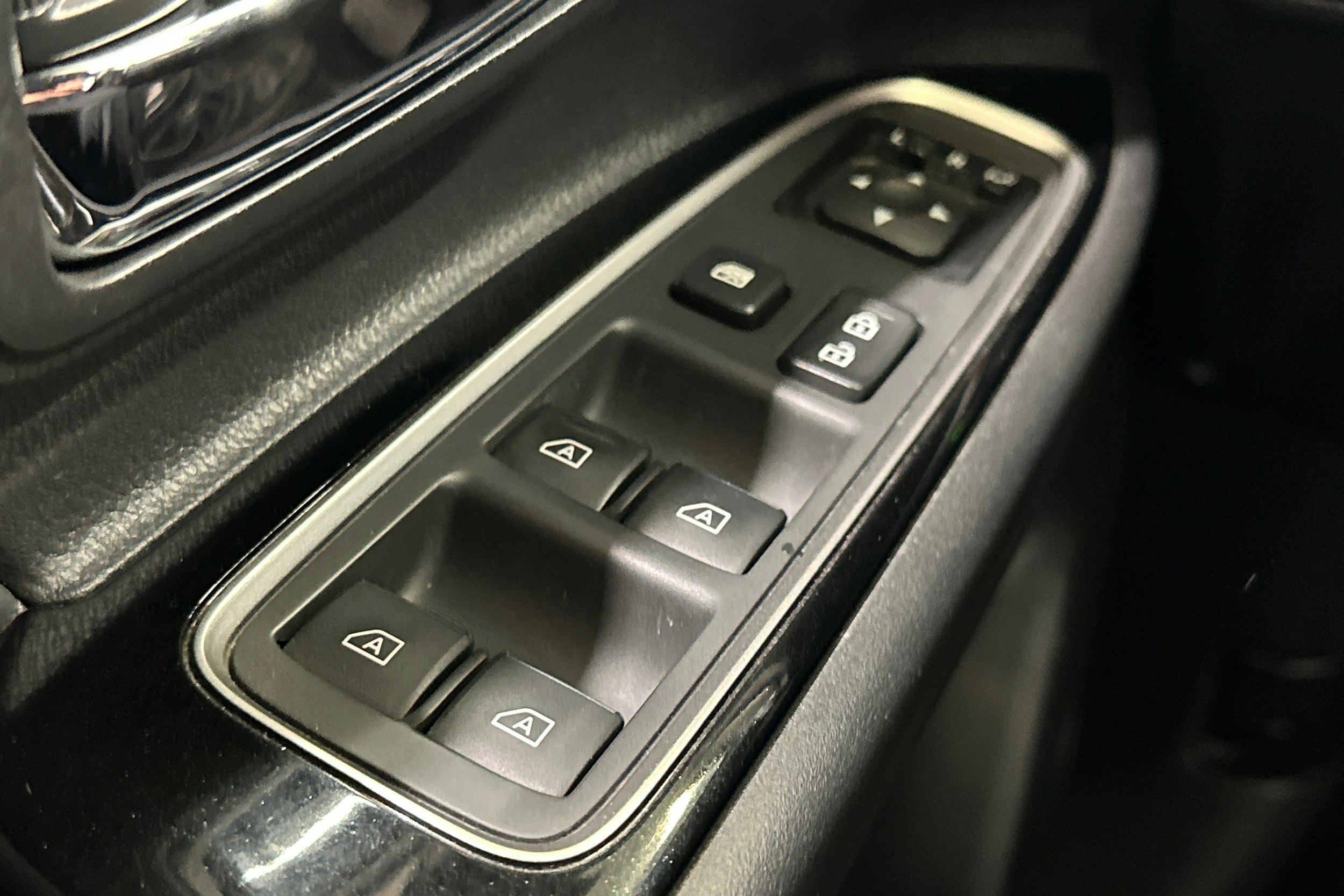 valkoinen Mitsubishi Outlander PHEV 2019 kuva 14.