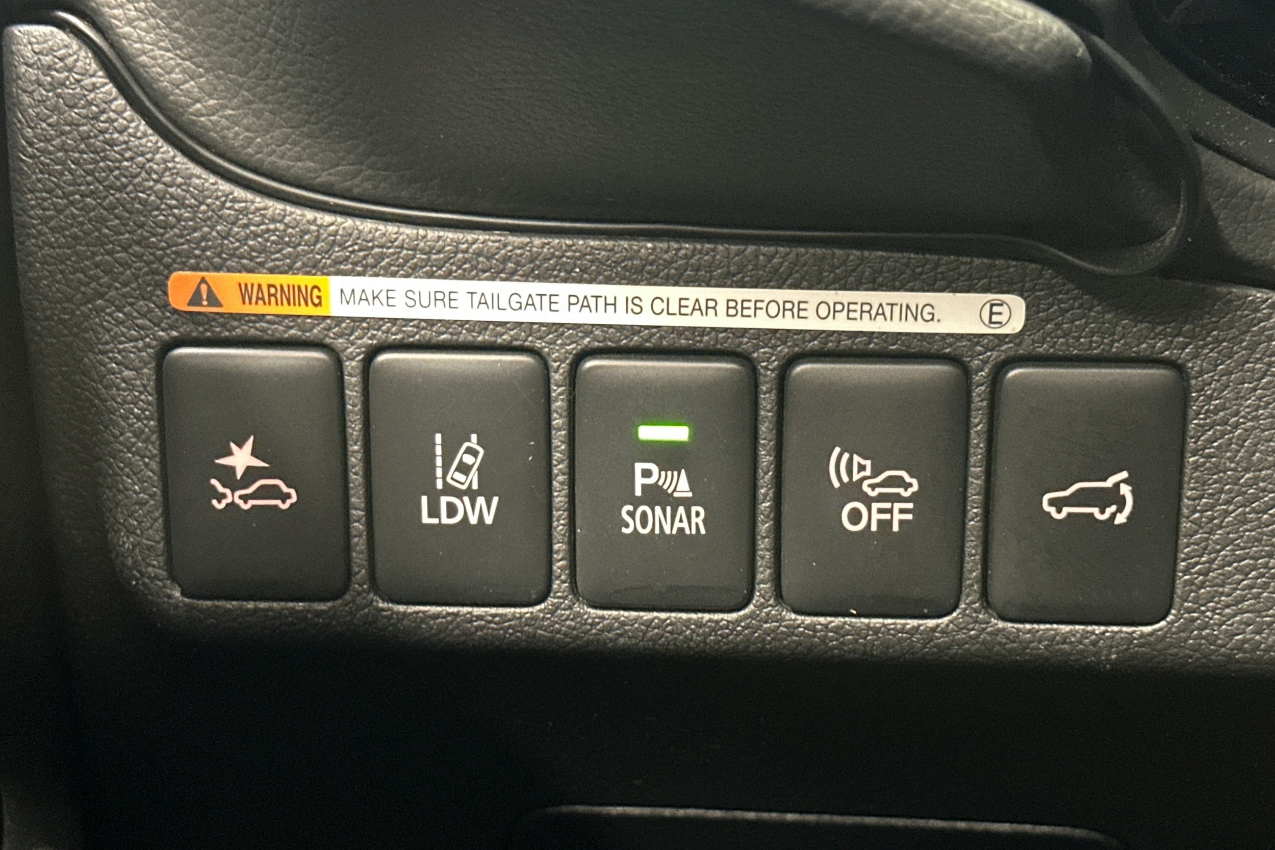 valkoinen Mitsubishi Outlander PHEV 2019 kuva 15.