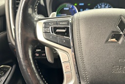 valkoinen Mitsubishi Outlander PHEV 2019 kuva 16.