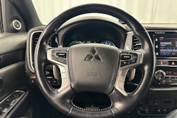 valkoinen Mitsubishi Outlander PHEV 2019 kuva 18.