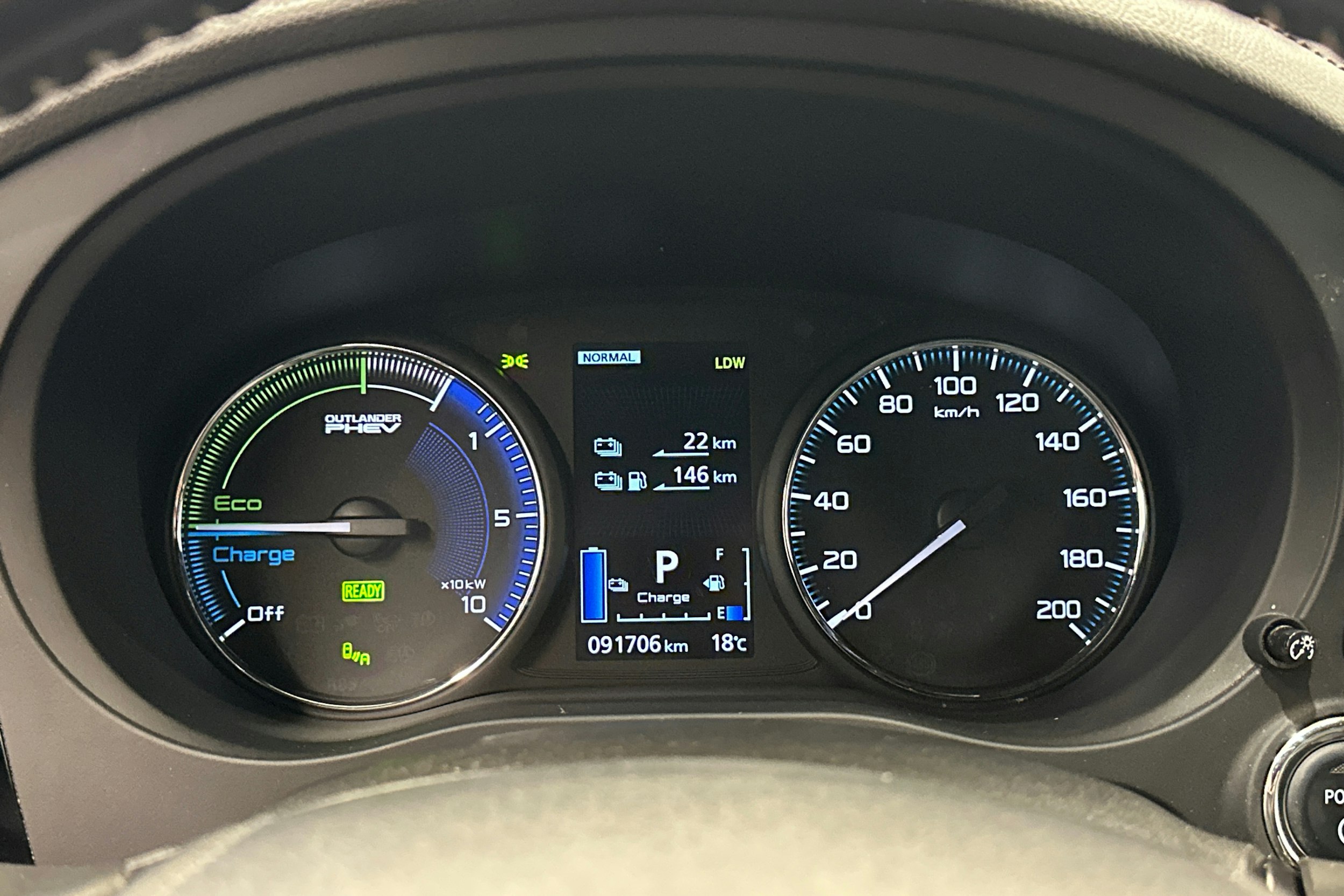 valkoinen Mitsubishi Outlander PHEV 2019 kuva 19.