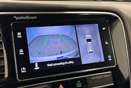 valkoinen Mitsubishi Outlander PHEV 2019 kuva 21.