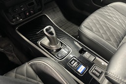 valkoinen Mitsubishi Outlander PHEV 2019 kuva 26.