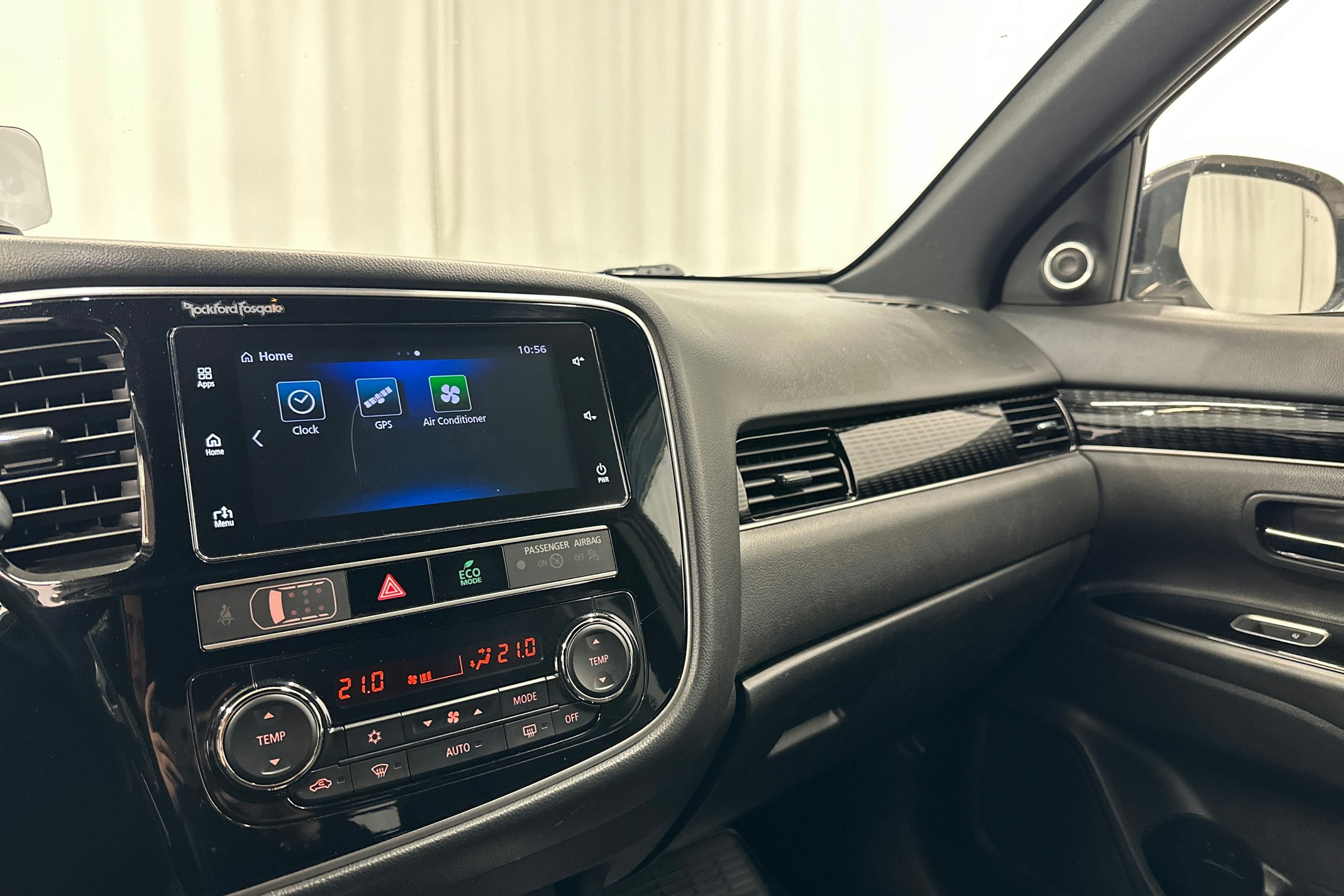 valkoinen Mitsubishi Outlander PHEV 2019 kuva 27.