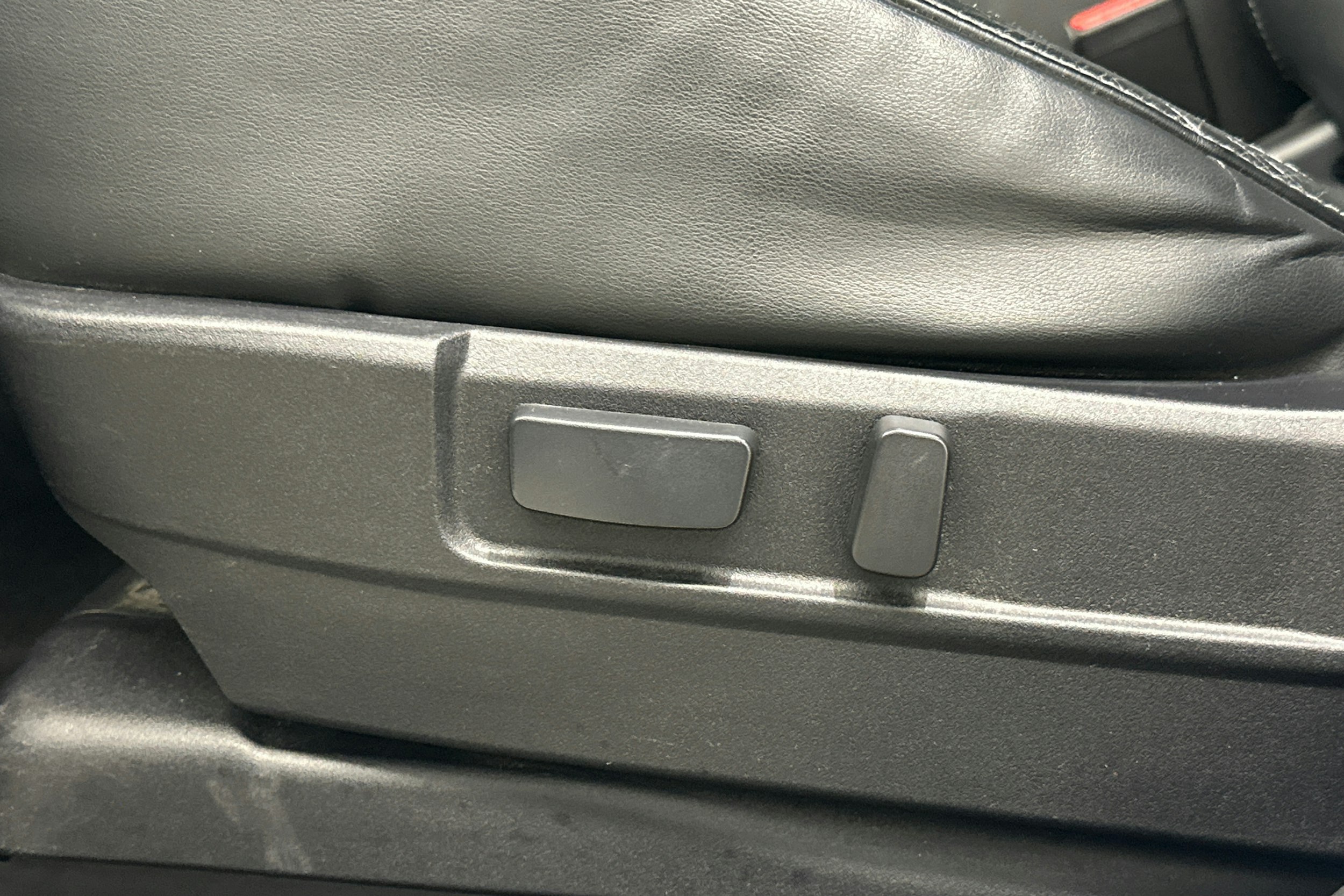 valkoinen Mitsubishi Outlander PHEV 2019 kuva 28.