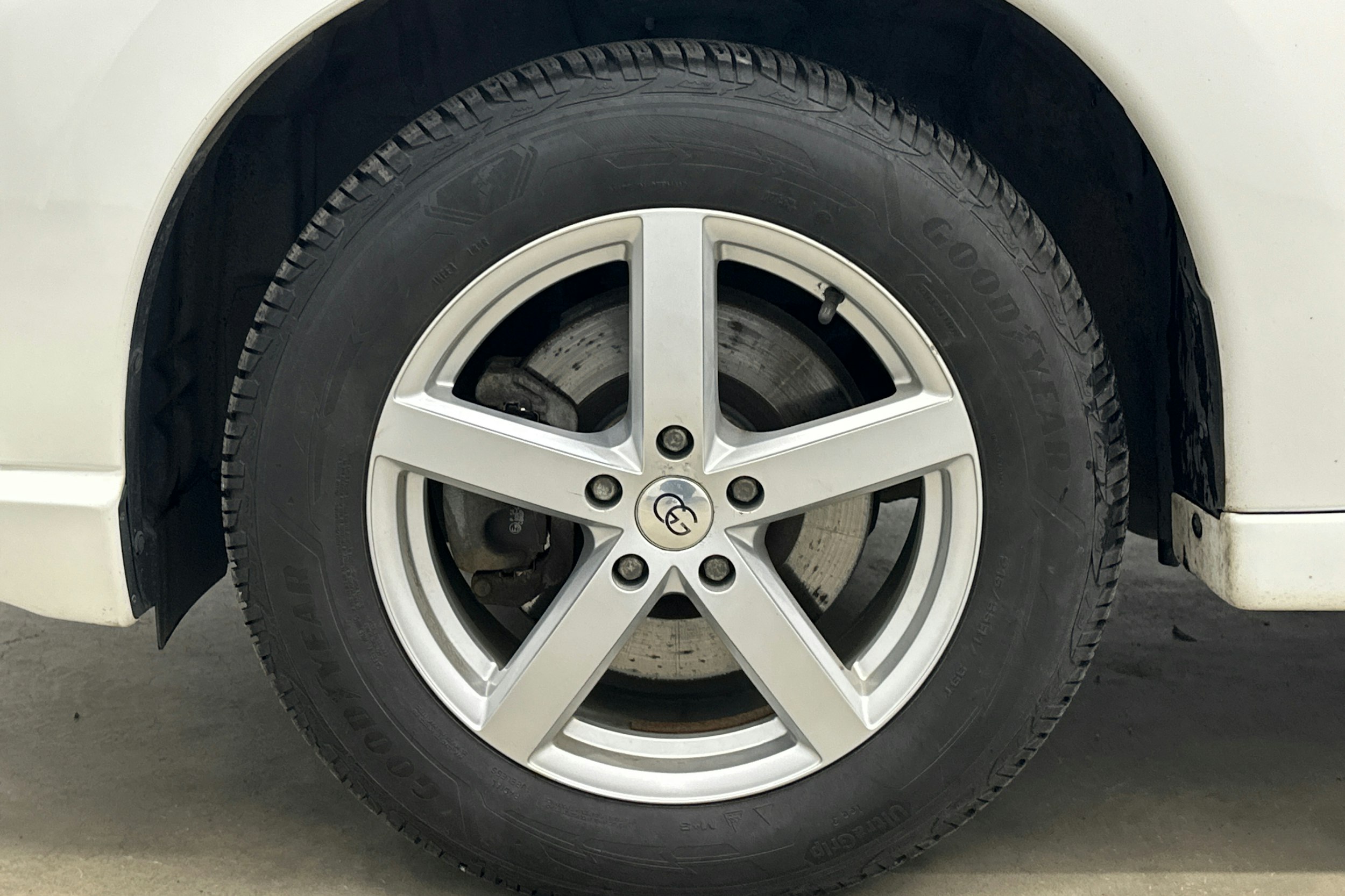 valkoinen Mitsubishi Outlander PHEV 2019 kuva 31.