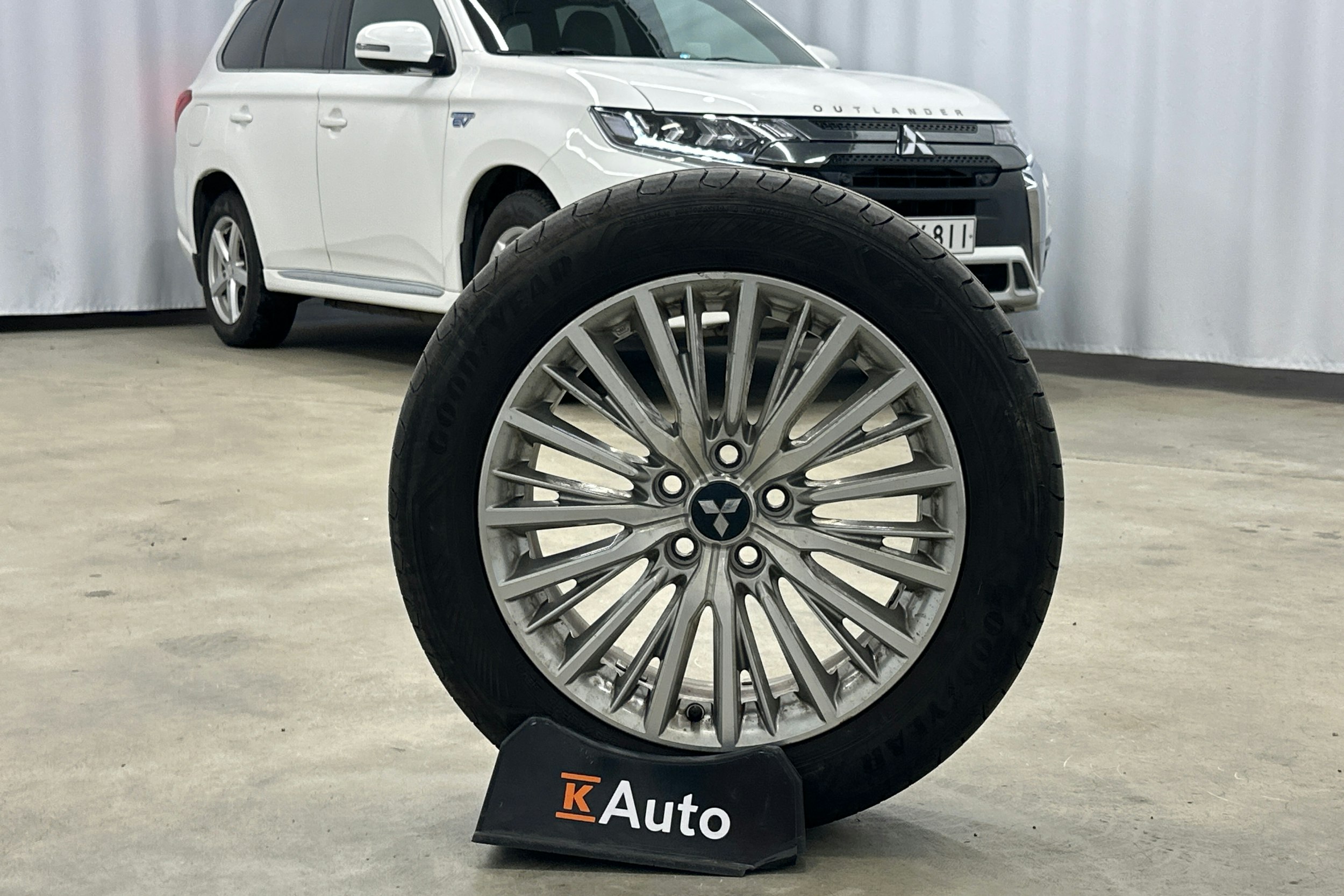 valkoinen Mitsubishi Outlander PHEV 2019 kuva 32.