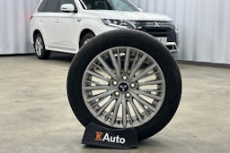 valkoinen Mitsubishi Outlander PHEV 2019 kuva 32.