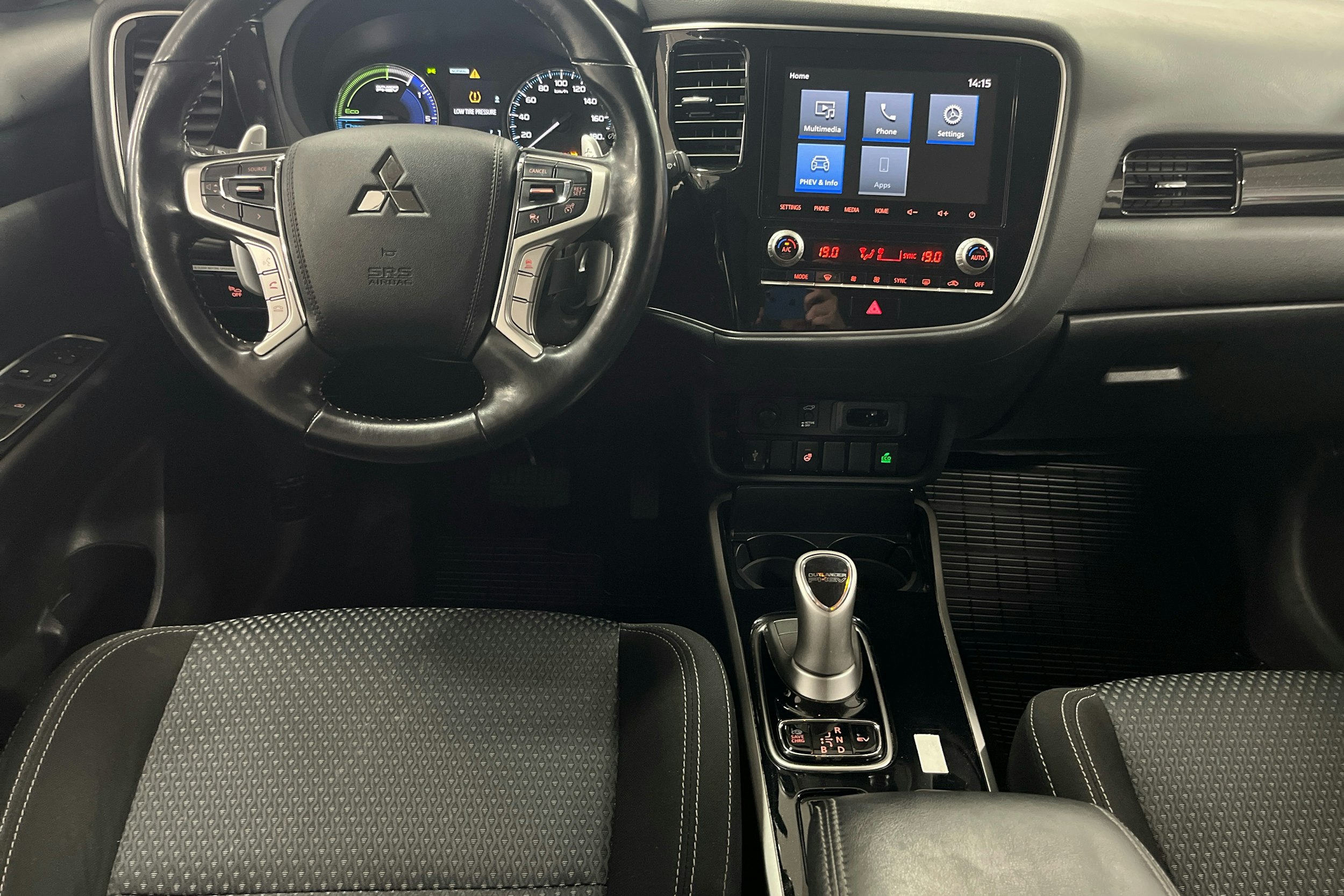 Punainen Mitsubishi Outlander PHEV 2020 kuva 7.