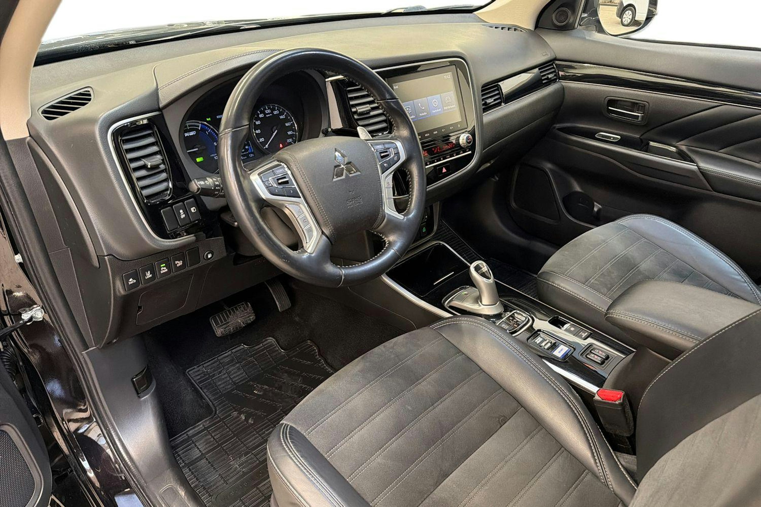 musta Mitsubishi Outlander PHEV 2020 kuva 7.
