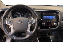 musta Mitsubishi Outlander PHEV 2020 kuva 9.