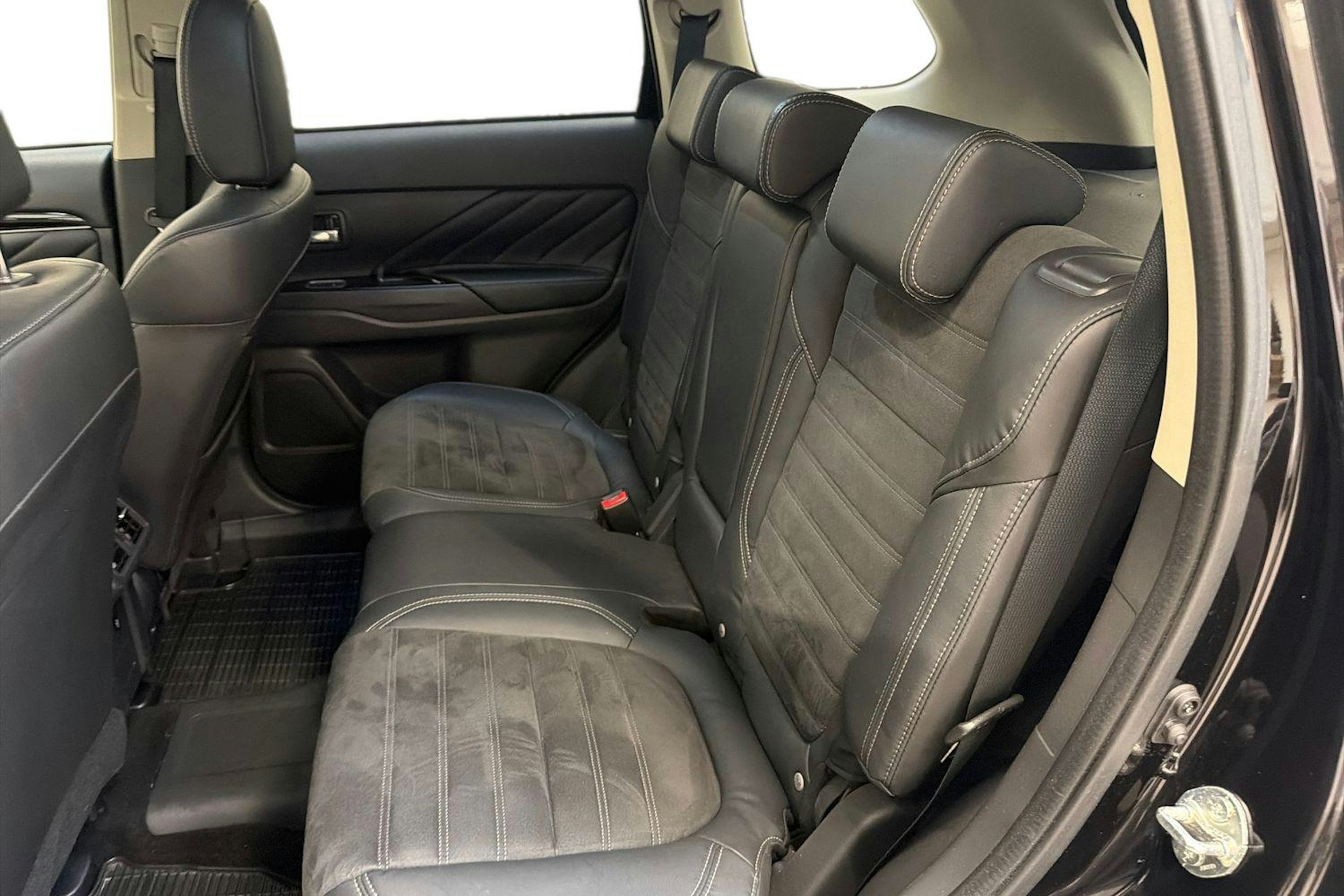 musta Mitsubishi Outlander PHEV 2020 kuva 10.